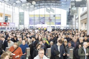 Besucher*innen strömen auf die BAU