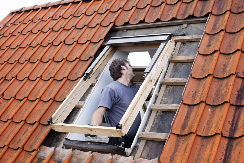 Wer den Heizenergiebedarf seines Hauses durch Dachfensteraustausch reduzieren will, kann von 20 Prozent staatlicher Förderung profitieren. Foto: Velux