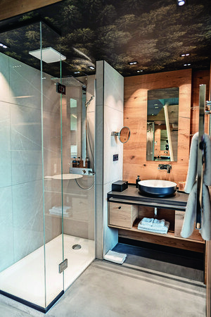 Gäste der Luisenhöhe genießen in ihrem Zimmer den sanften Regen der hansgrohe Raindance Brausen. © hansgrohe