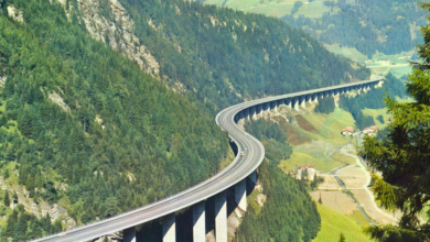 Eine hochgelegene Brücke die durch eine grüne Berglandschaft führt. © ASFINAG