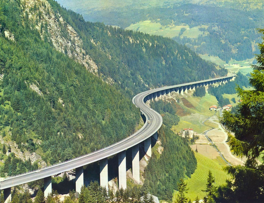 Eine hochgelegene Brücke die durch eine grüne Berglandschaft führt. © ASFINAG