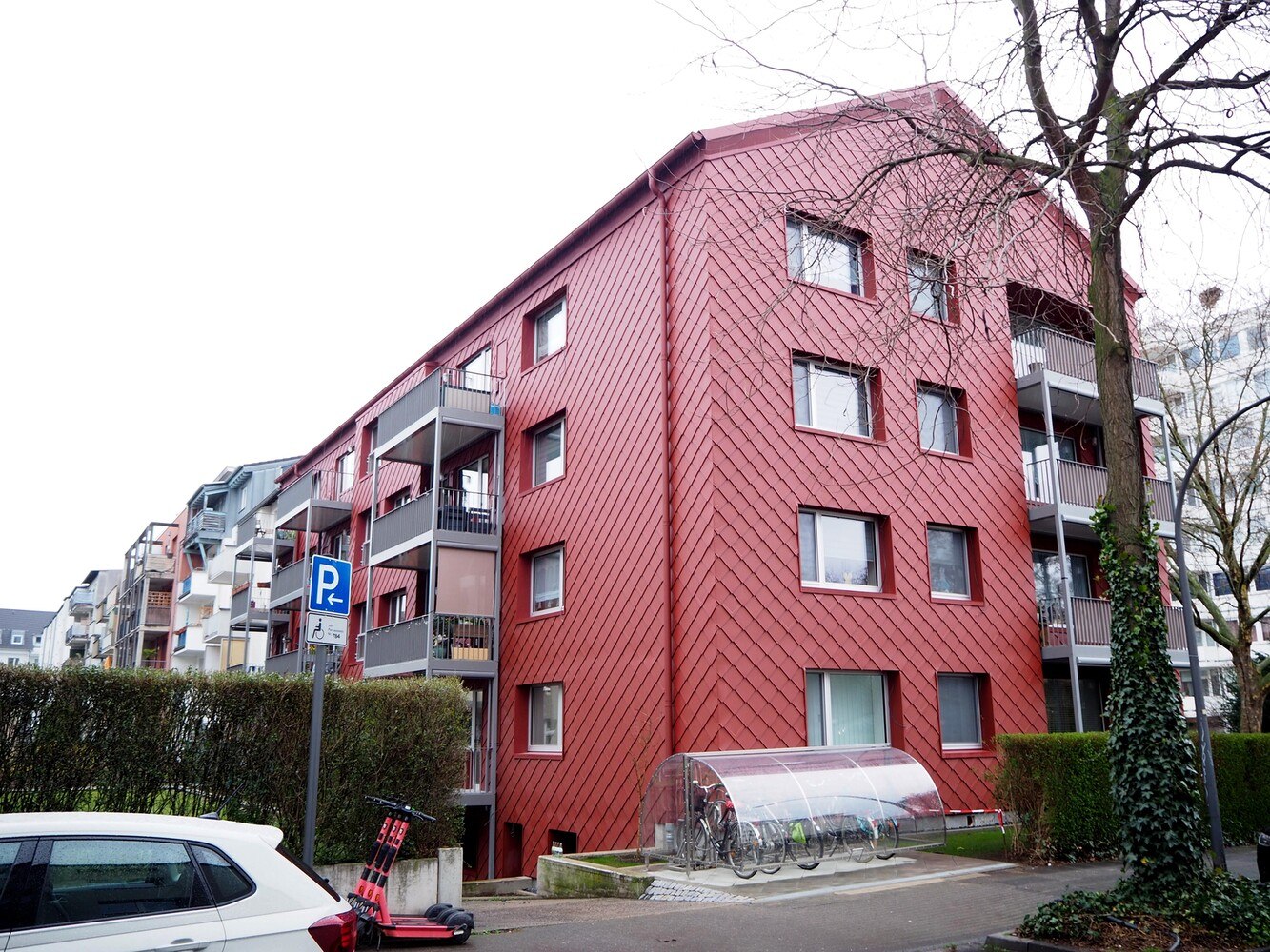 Ein Mehrfamilienhaus in Köln aus dem Jahr 1961 mit 16 Wohneinheiten in vier Etagen, das im bewohnten Zustand saniert wurde. Jetzt produziert es im Jahresmittel so viel Energie wie die Bewohner*innen benötigen. © Renowave.at