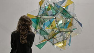 Die Glas-Installation Polyhedra des Künstlers Thomas Medicus beeindruckte die Jury des Glastechnik Awards 2024 und gewann die Kategorie Glaskunst. Foto: Studio Medicus