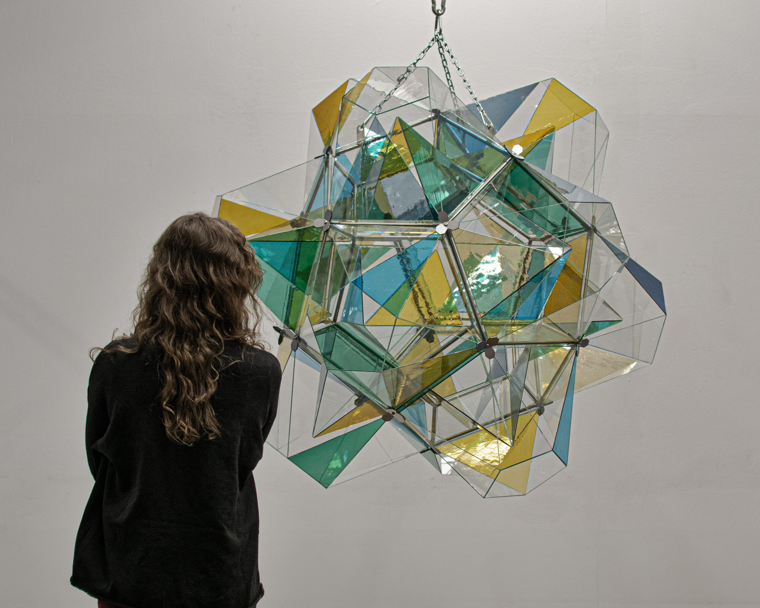 Die Glas-Installation Polyhedra des Künstlers Thomas Medicus beeindruckte die Jury des Glastechnik Awards 2024 und gewann die Kategorie Glaskunst. Foto: Studio Medicus