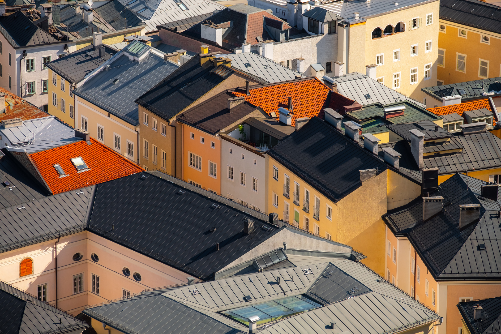 Wie wird das Dach-Jahr 2025? Die Top-Manager der österreichischen Bedachungsindustrie geben einen Ausblick. Foto: iStock / Getty Images Plus / EyeEm Mobile GmbH