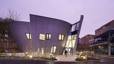 Das neue Maggie's Centre in Hampstead bei London, das Krebshilfezentrum des Royal Free Hospitals, stammt von Architekt Daniel Libeskind. Die geneigten Außenwände sorgen für mehr Geschoßfläche. Foto: Hufton+Crow