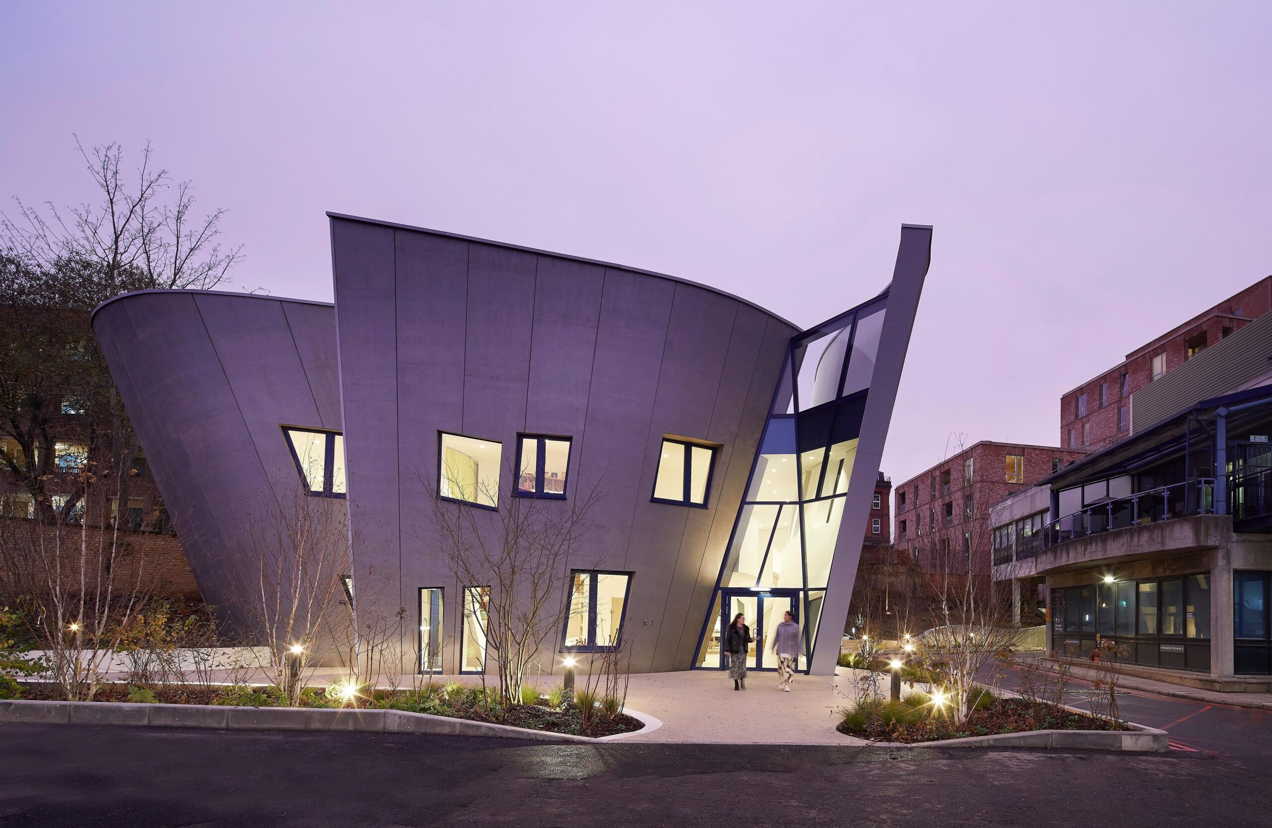 Das neue Maggie's Centre in Hampstead bei London, das Krebshilfezentrum des Royal Free Hospitals, stammt von Architekt Daniel Libeskind. Die geneigten Außenwände sorgen für mehr Geschoßfläche. Foto: Hufton+Crow