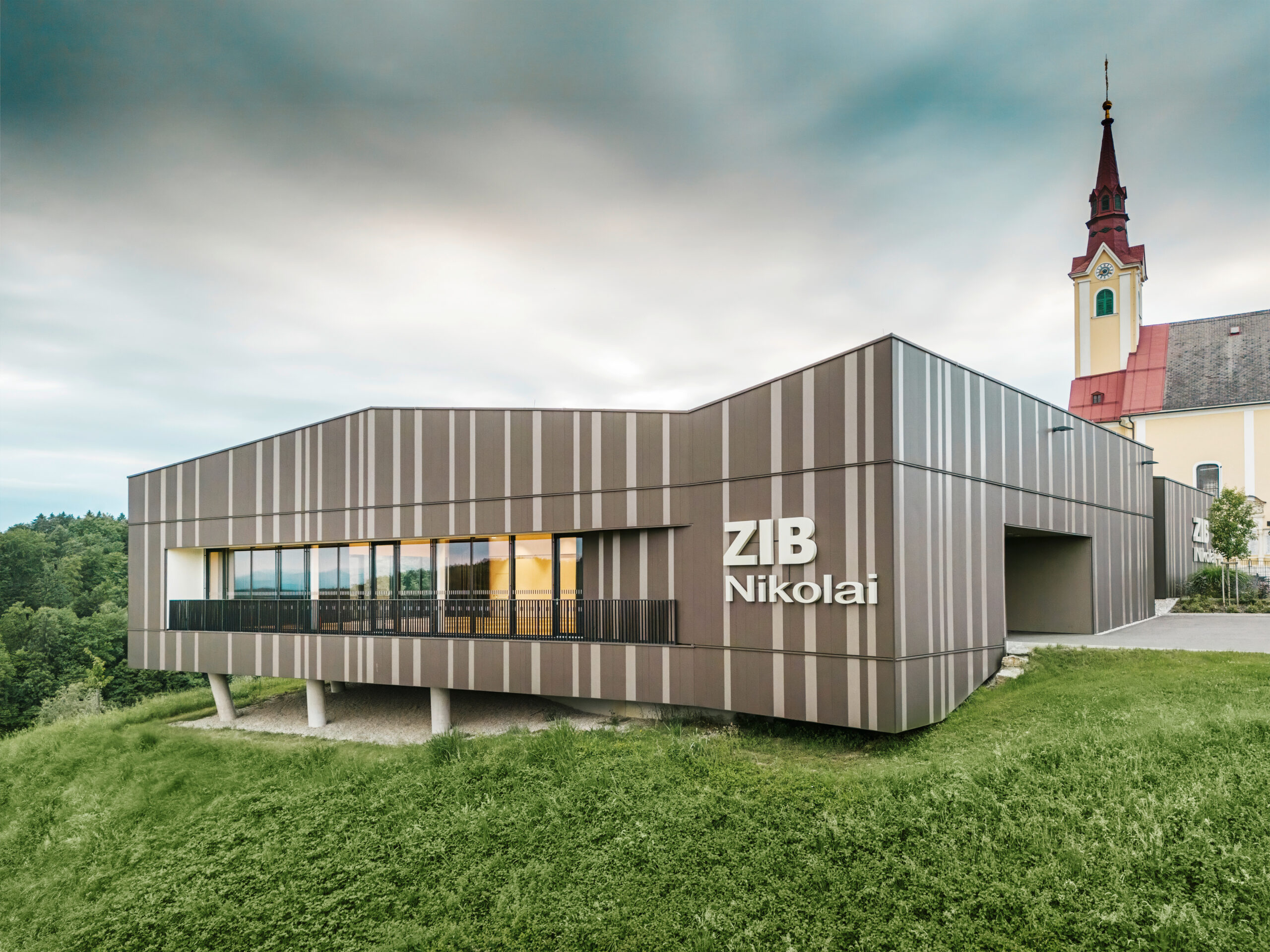 Das neue Veranstaltungszentrum ZIB – Zentrum im Berg – ist ein einladender und funktionaler Treffpunkt für Aktivitäten und Zusammenkünfte. Foto: Croce & Wir