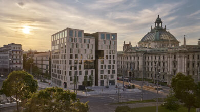 Der Neubau des traditionsreichen Hotels Koenigshof in München ist ein avantgardistischer Kubus mit einer Fassade, die von einem tiefen Spalt geteilt wird. © Koenigshof, a Luxury Collection Hotel, Munich