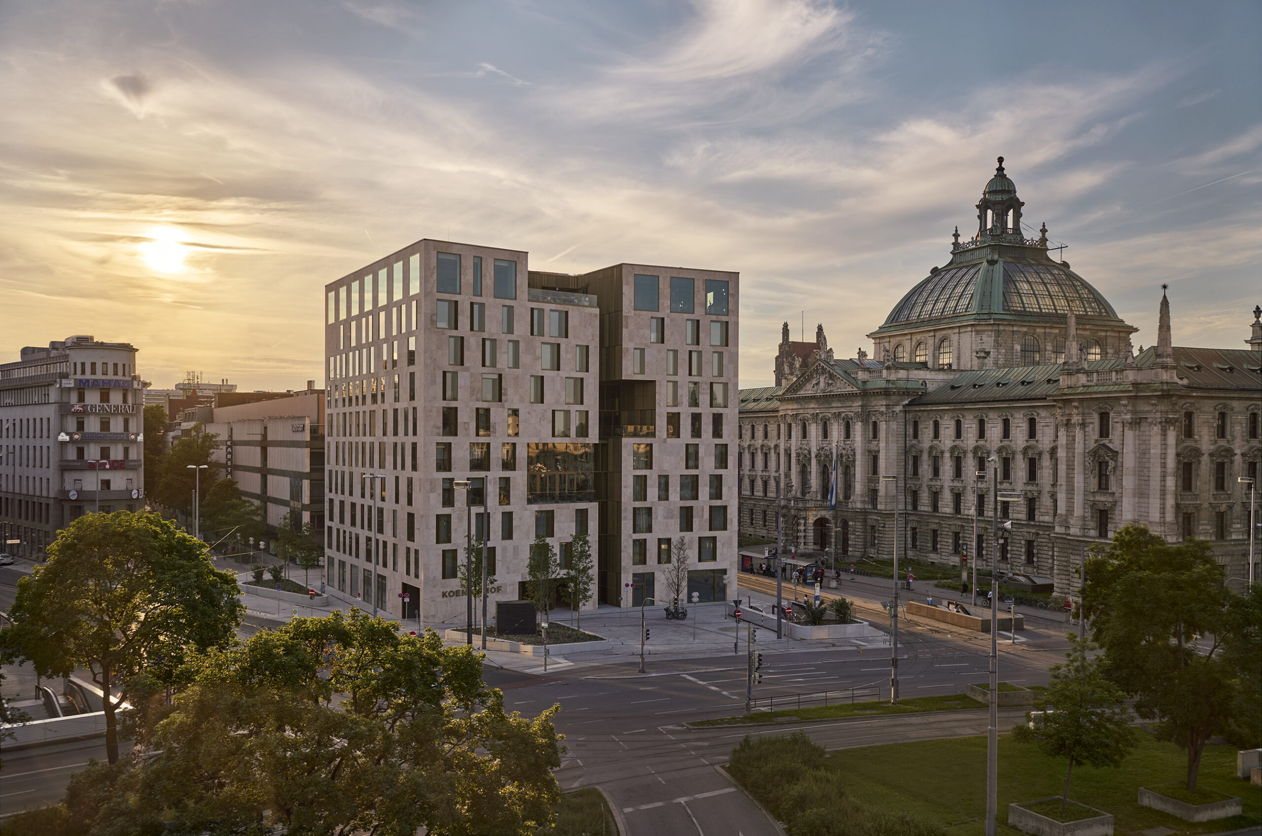 Der Neubau des traditionsreichen Hotels Koenigshof in München ist ein avantgardistischer Kubus mit einer Fassade, die von einem tiefen Spalt geteilt wird. © Koenigshof, a Luxury Collection Hotel, Munich