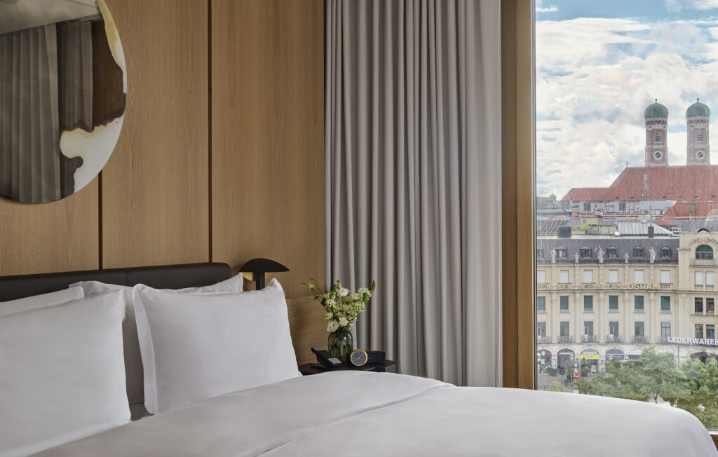 Für die Gäste ist der Schnitt in der Fassade ein faszinierendes Raumerlebnis, das von jedem Geschoß einen anderen Ausblick auf die Altstadt von München freigibt. © Koenigshof, a Luxury Collection Hotel, Munich