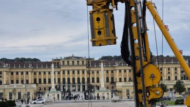 Tiefbau als Highlight: Bauer Spezialtiefbau im Einsatz vor dem Schloss Schönbrunn. © Bauer Group.