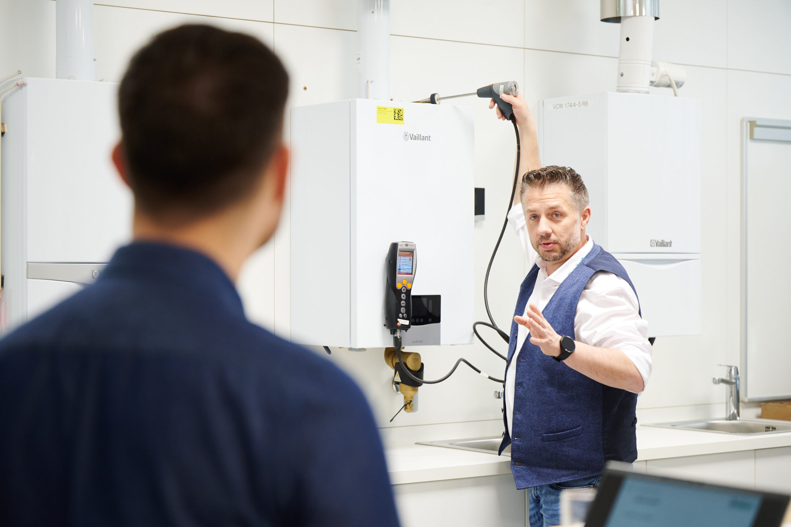 Praxis wird bei den Vaillant Trainings vor Ort groß geschrieben. © Sabine Klimpt / Vaillant